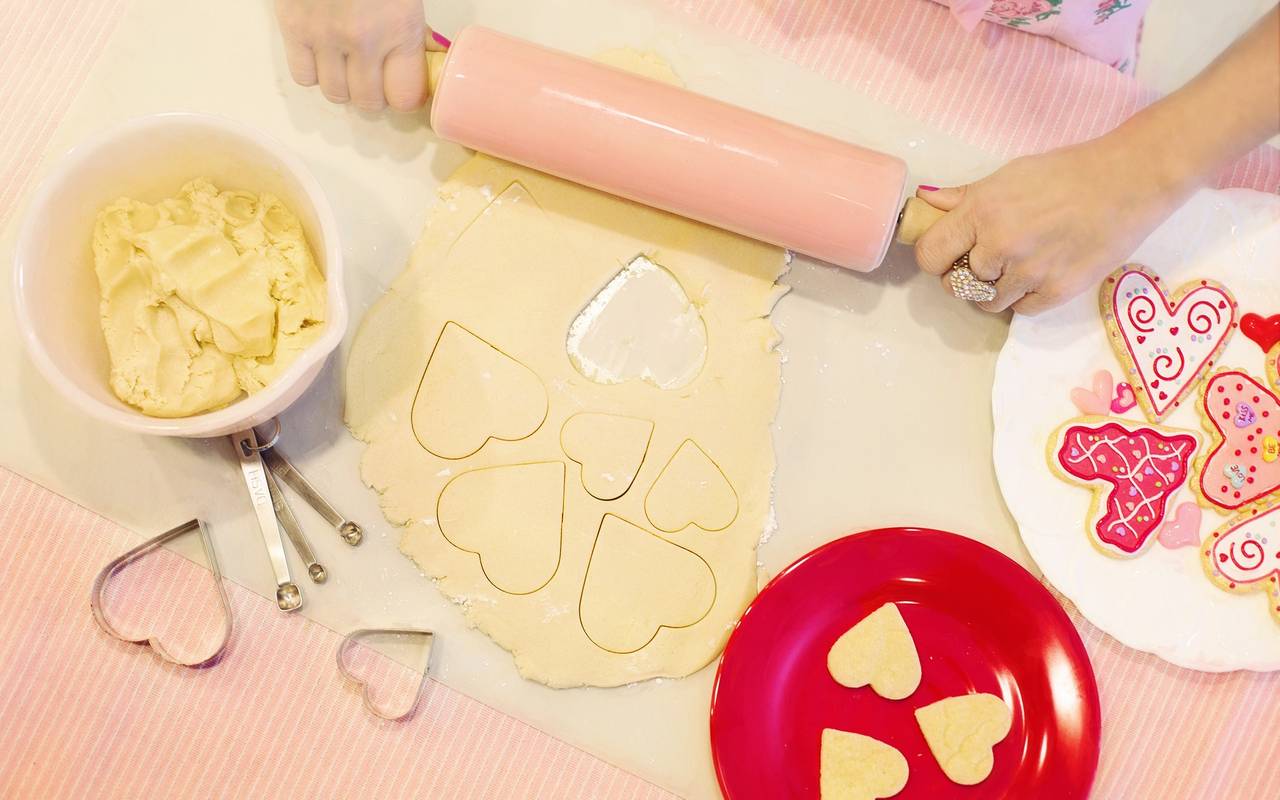 Kekse Backen: Roher Keksteig mit Ausstecher für Plätzchen in Herzform und Nudelholz