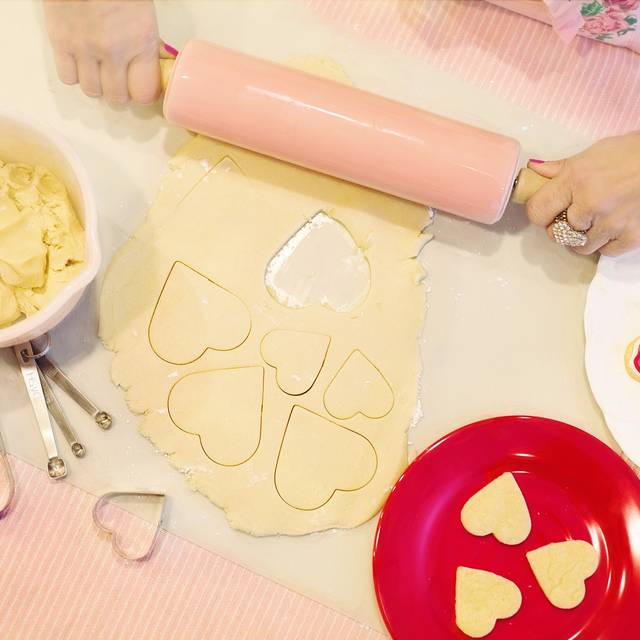 Kekse Backen: Roher Keksteig mit Ausstecher für Plätzchen in Herzform und Nudelholz