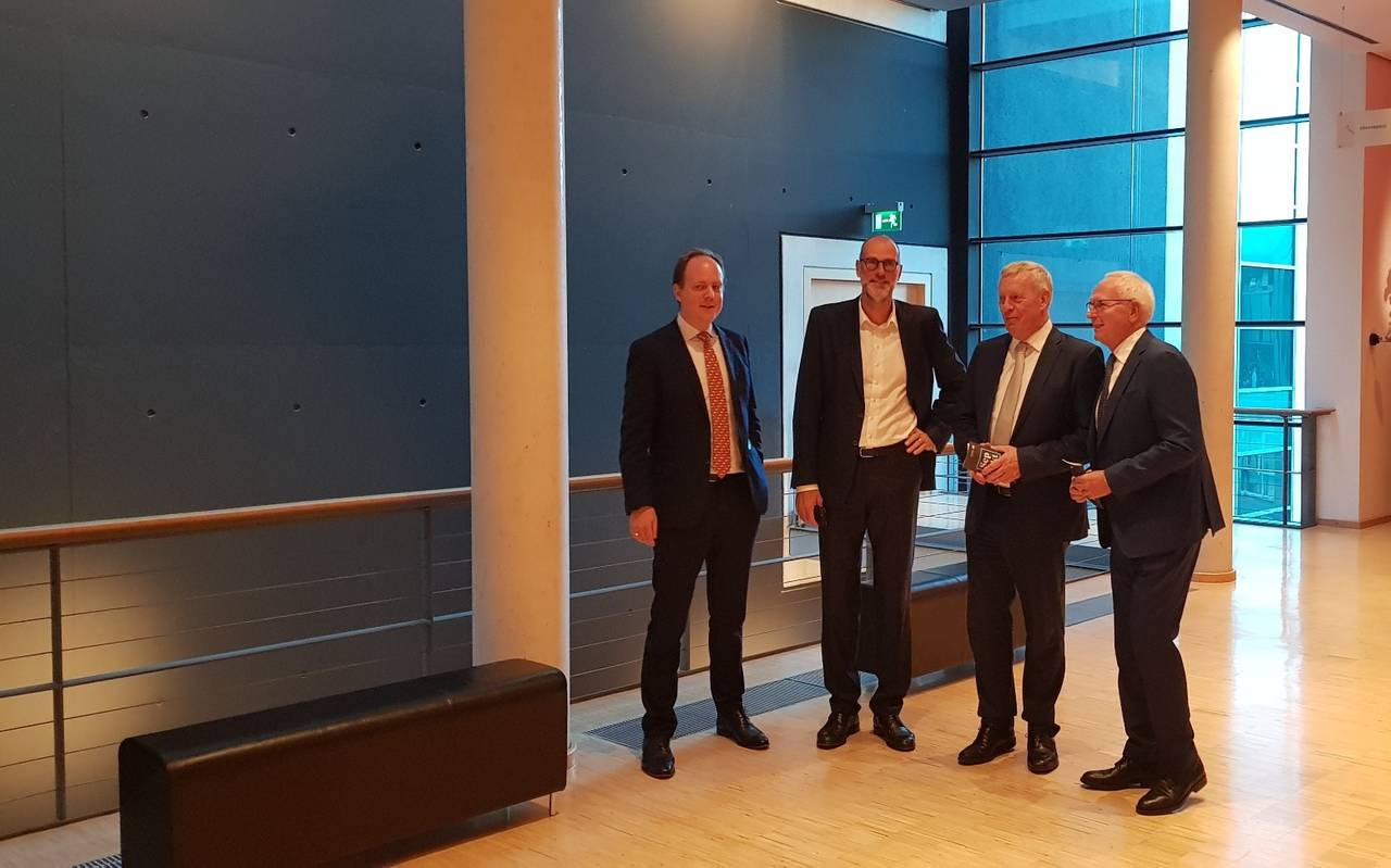 Von links nach rechts der aktuelle Konzerthausintendant Raphael von Hoensbroech, der ehemalige Intendant Benedikt Stampa, Kulturdezernent Jörg Stüdemann und Gründungsintendant Ulrich Andreas Vogt
