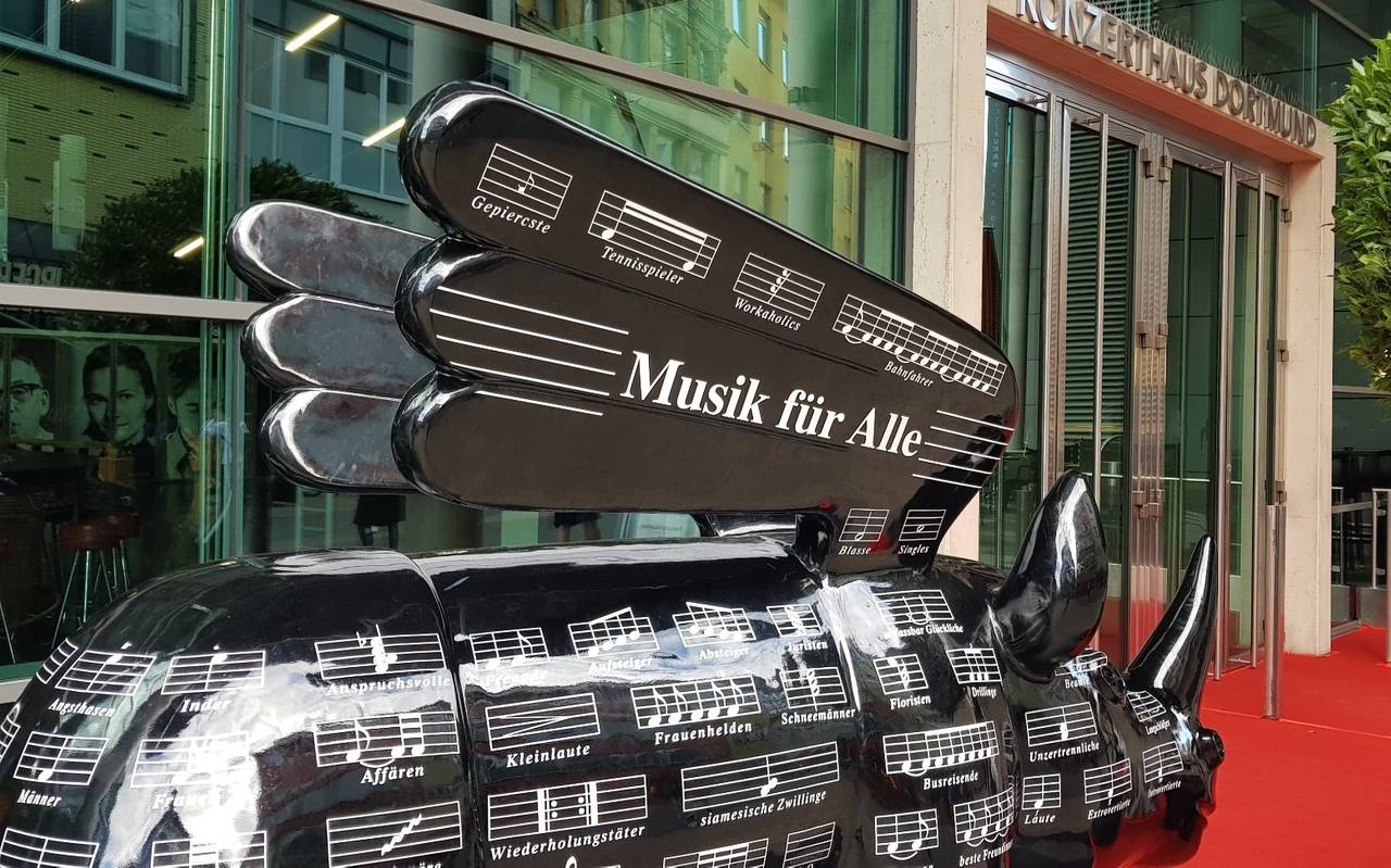 Ein Nashorn vor dem Dortmunder Konzerthaus.