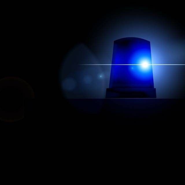 Ein Blaulicht eines Polizeiwagens scheint. Das Bild drum herum ist schwarz