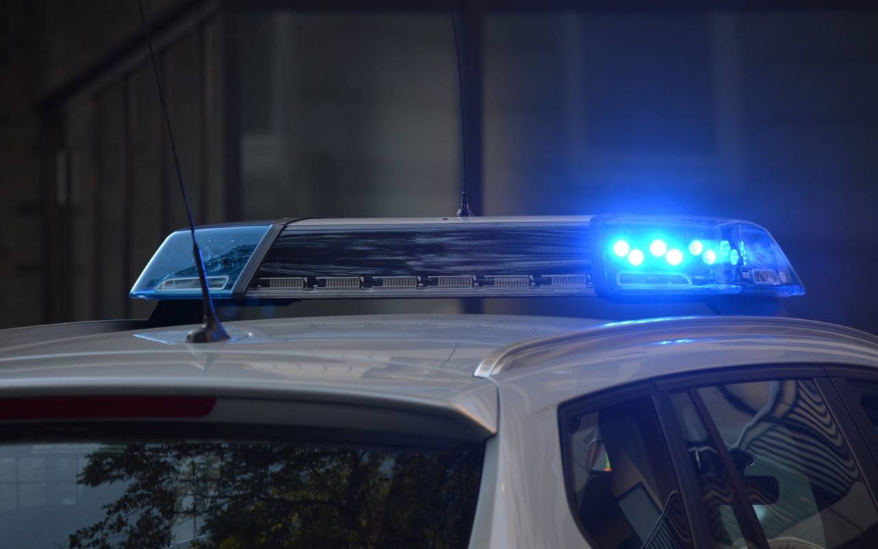 Das Blaulicht einer Polizeistreife blinkt