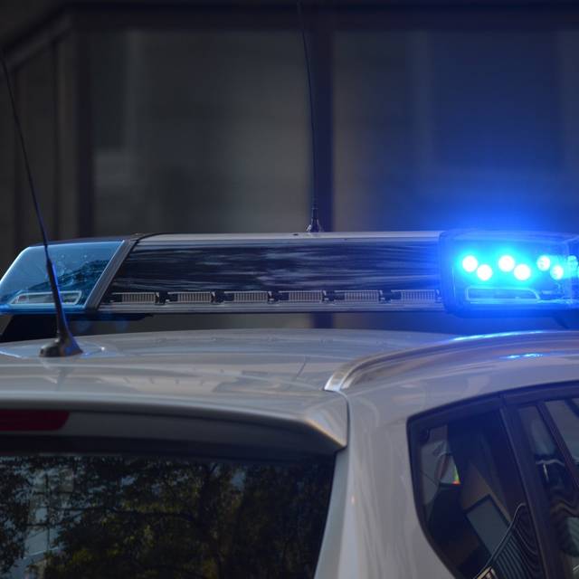 Das Blaulicht einer Polizeistreife blinkt