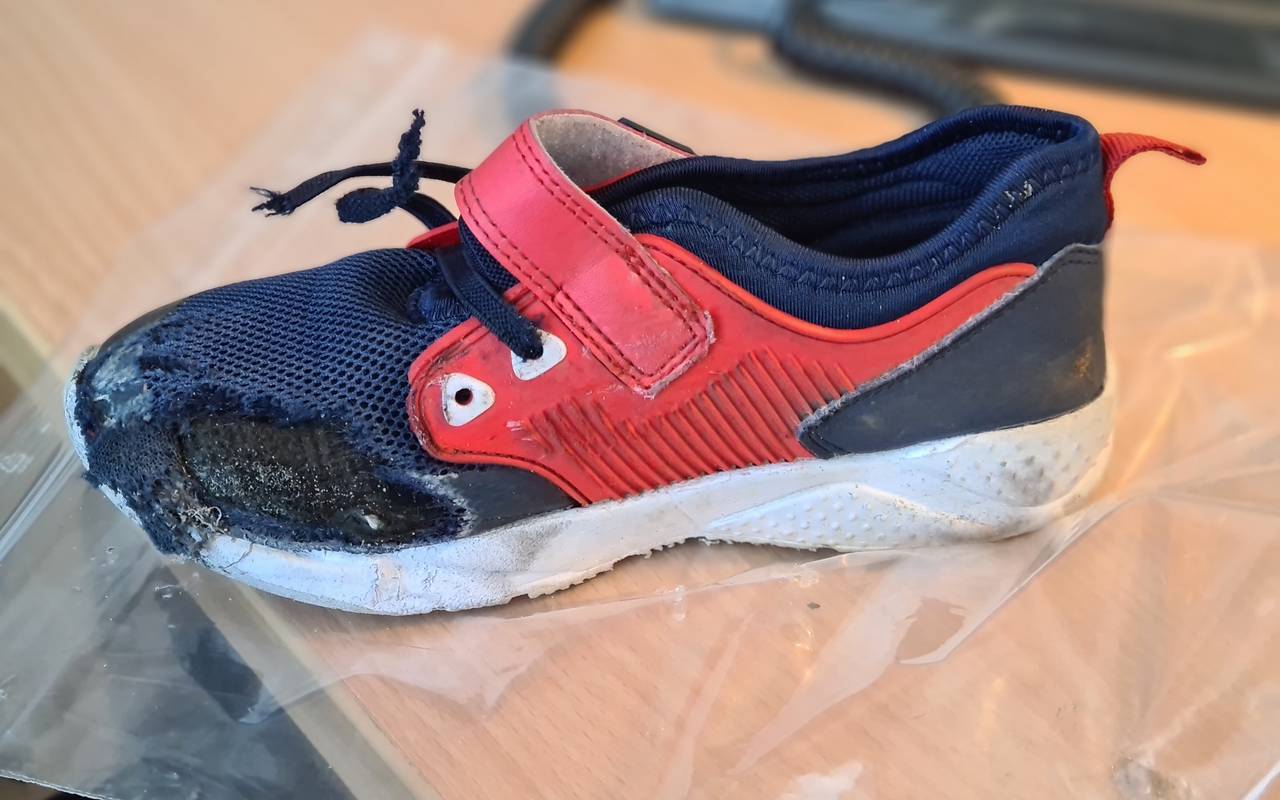 Die Polizei sucht nach einem Unfall mit diesem Schuh-Foto nach dem möglicherweise verletzten Jungen