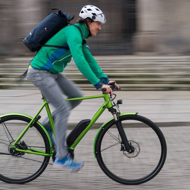 Praktisch bei Distanzen: Wenn ein Motor den Biker unterstützt.