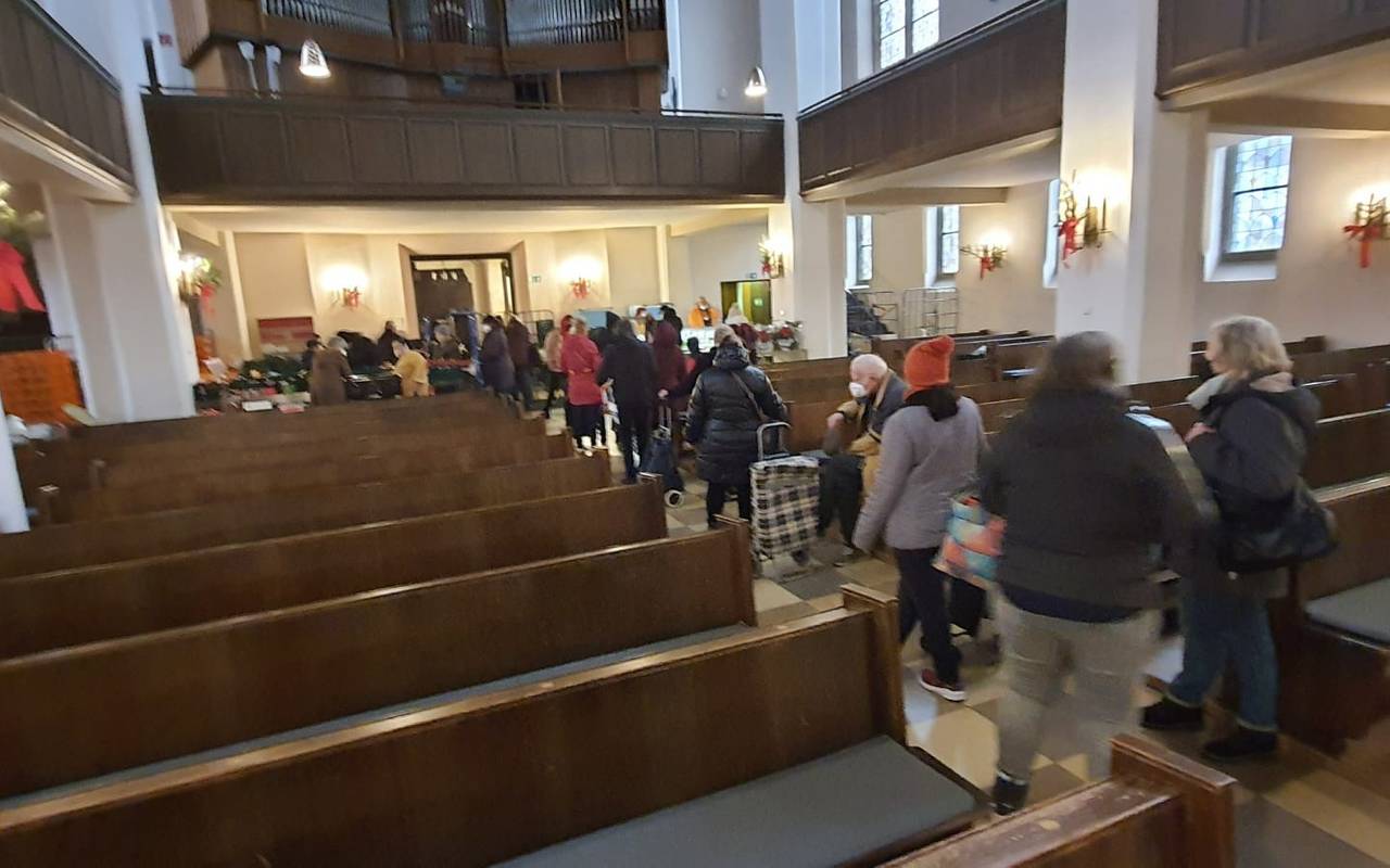 Dortmunder Tafel verteil Lebensmittel in der Lutherkirche in Dortmund Hörde.