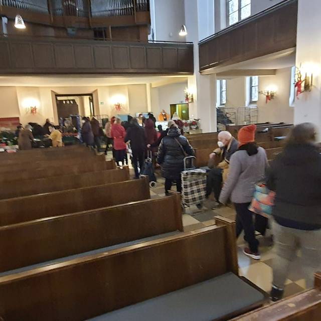 Dortmunder Tafel verteil Lebensmittel in der Lutherkirche in Dortmund Hörde.