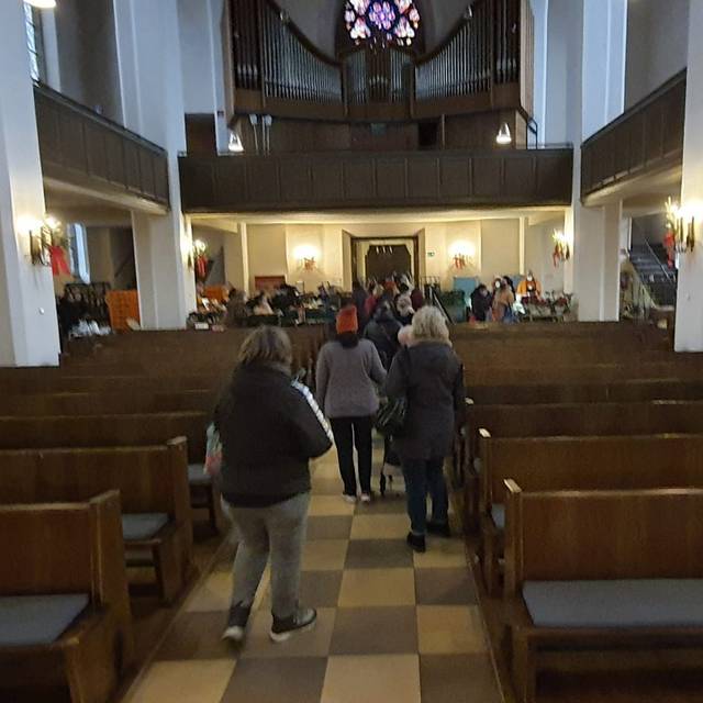 Dortmunder Tafel verteil Lebensmittel in der Lutherkirche in Dortmund Hörde.