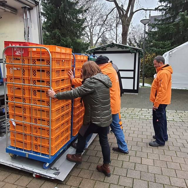 Dortmunder Tafel verteil Lebensmittel in der Lutherkirche in Dortmund Hörde.