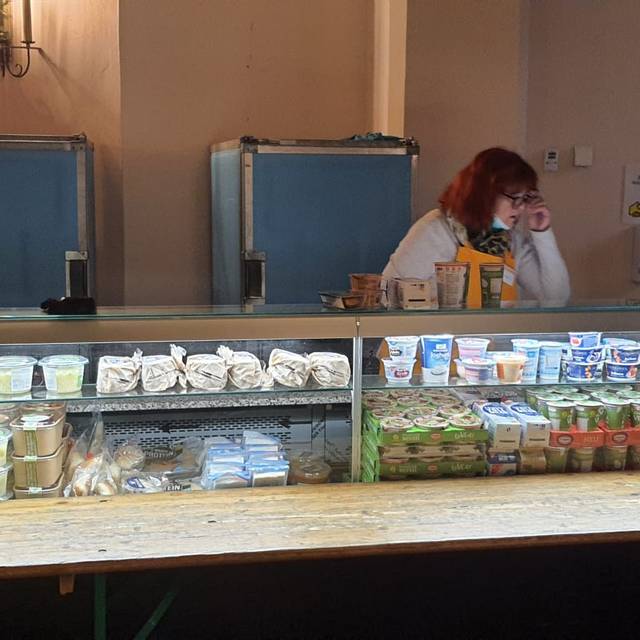 Dortmunder Tafel verteil Lebensmittel in der Lutherkirche in Dortmund Hörde.