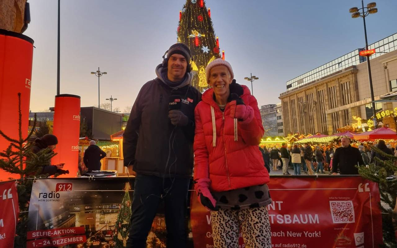 Guten Morgen Dortmund Moderator Tim Schmutzler (l.) und Radio 91.2-Wettermann Burkhard Dreischer am Selfie Point auf dem Dortmunder Weihnachtsmarkt.