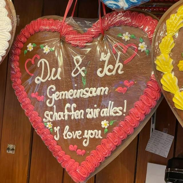 Rick Paßquali beschriftet Lebkuchenherzen auf dem Dortmunder Weihnachtsmarkt