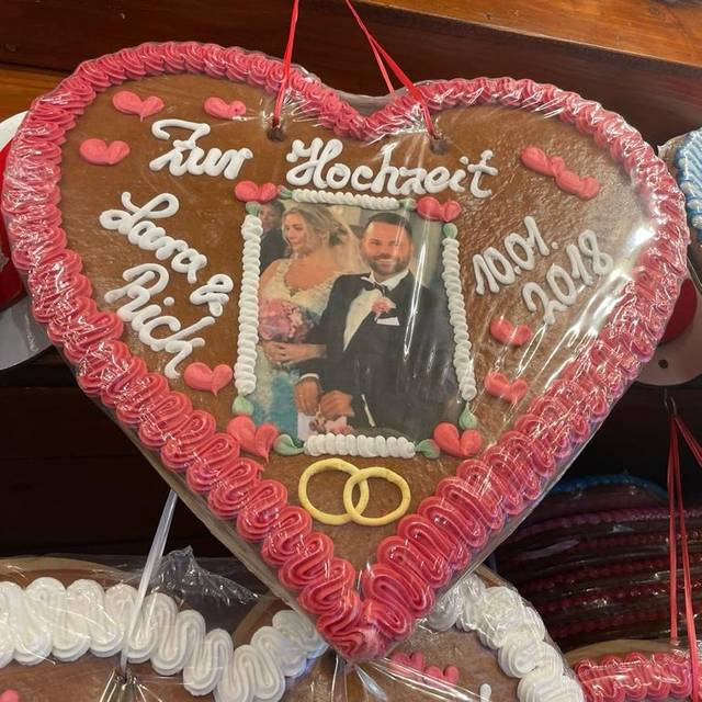 Rick Paßquali beschriftet Lebkuchenherzen auf dem Dortmunder Weihnachtsmarkt