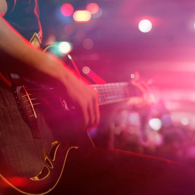 Rubriklistenbild Musik Gitarrist auf Bühne