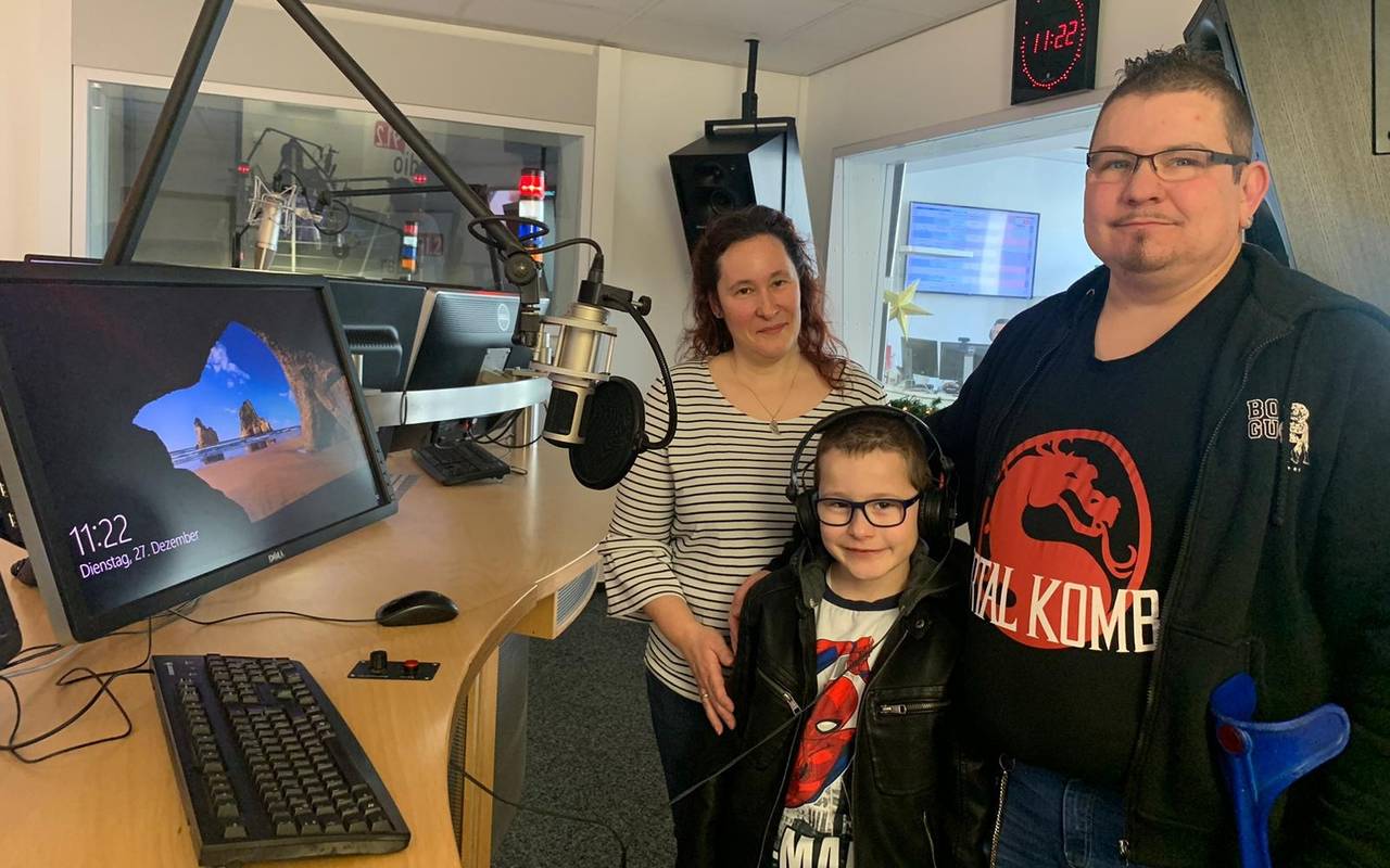 Lebensretter Leo mit seinen Eltern im Radio 91.2-Studio.