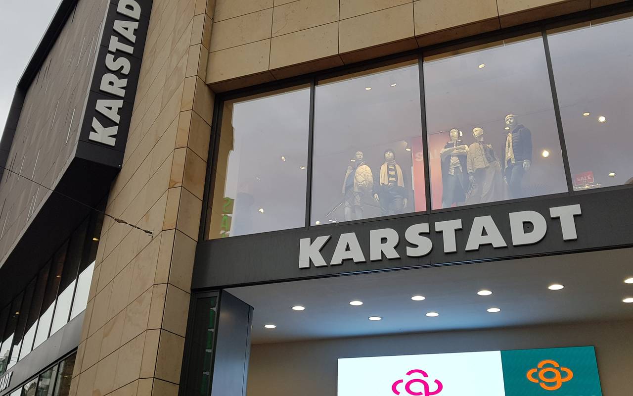 Eingang von Karstadt in Dortmund auf dem Westenhellweg.