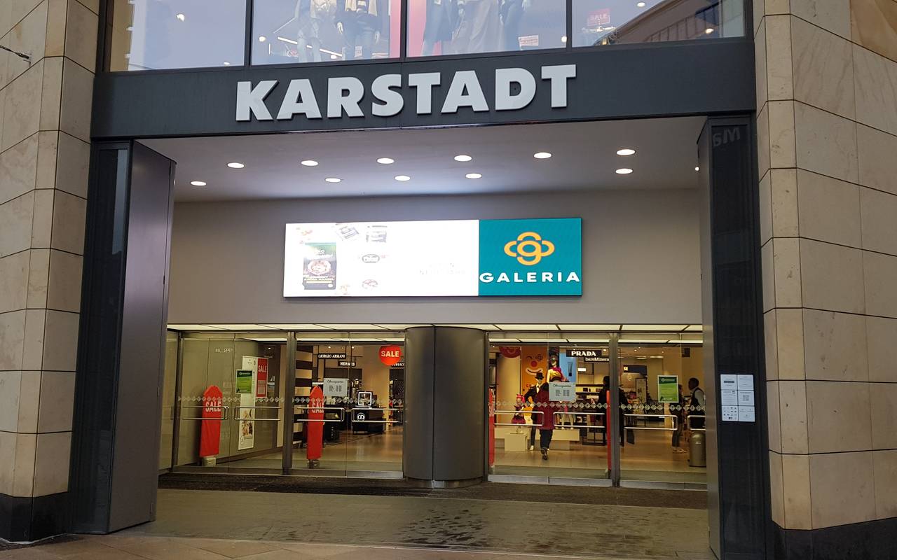 Eingang von Karstadt in Dortmund auf dem Westenhellweg.