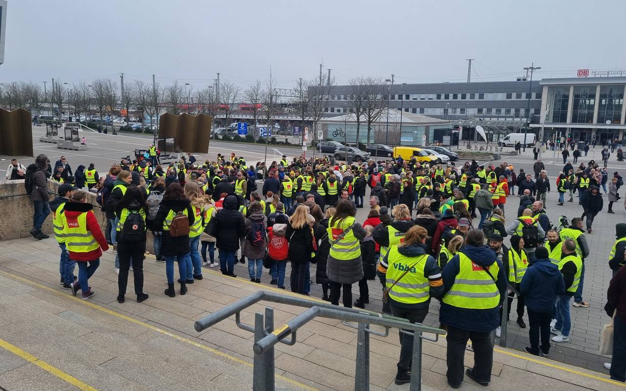 Demo-Teilnehmer sammeln sich an der Katharinentreppe.