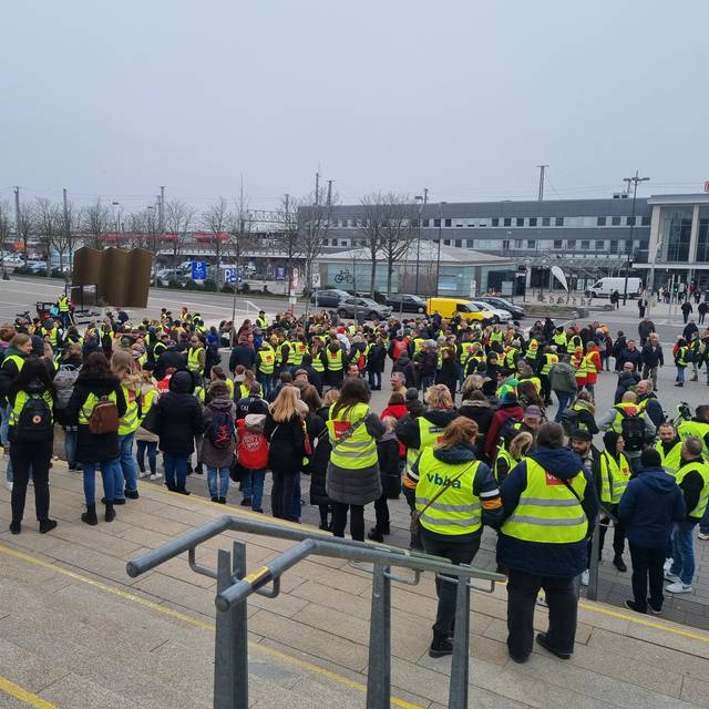 Demo-Teilnehmer sammeln sich an der Katharinentreppe.