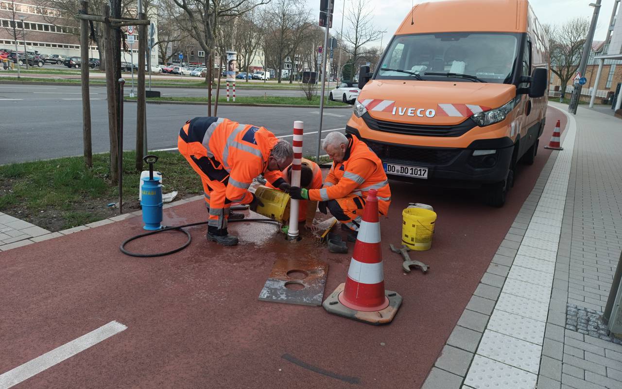 Neue Pfosten werden auf dem Radwall eingebaut