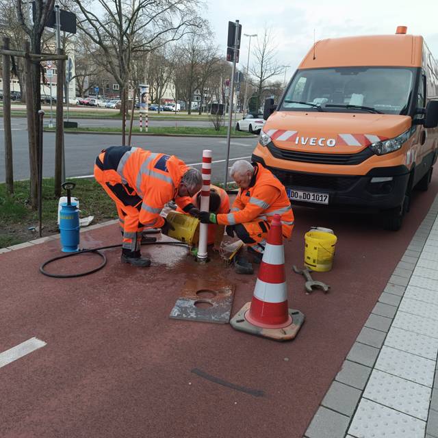 Neue Pfosten werden auf dem Radwall eingebaut
