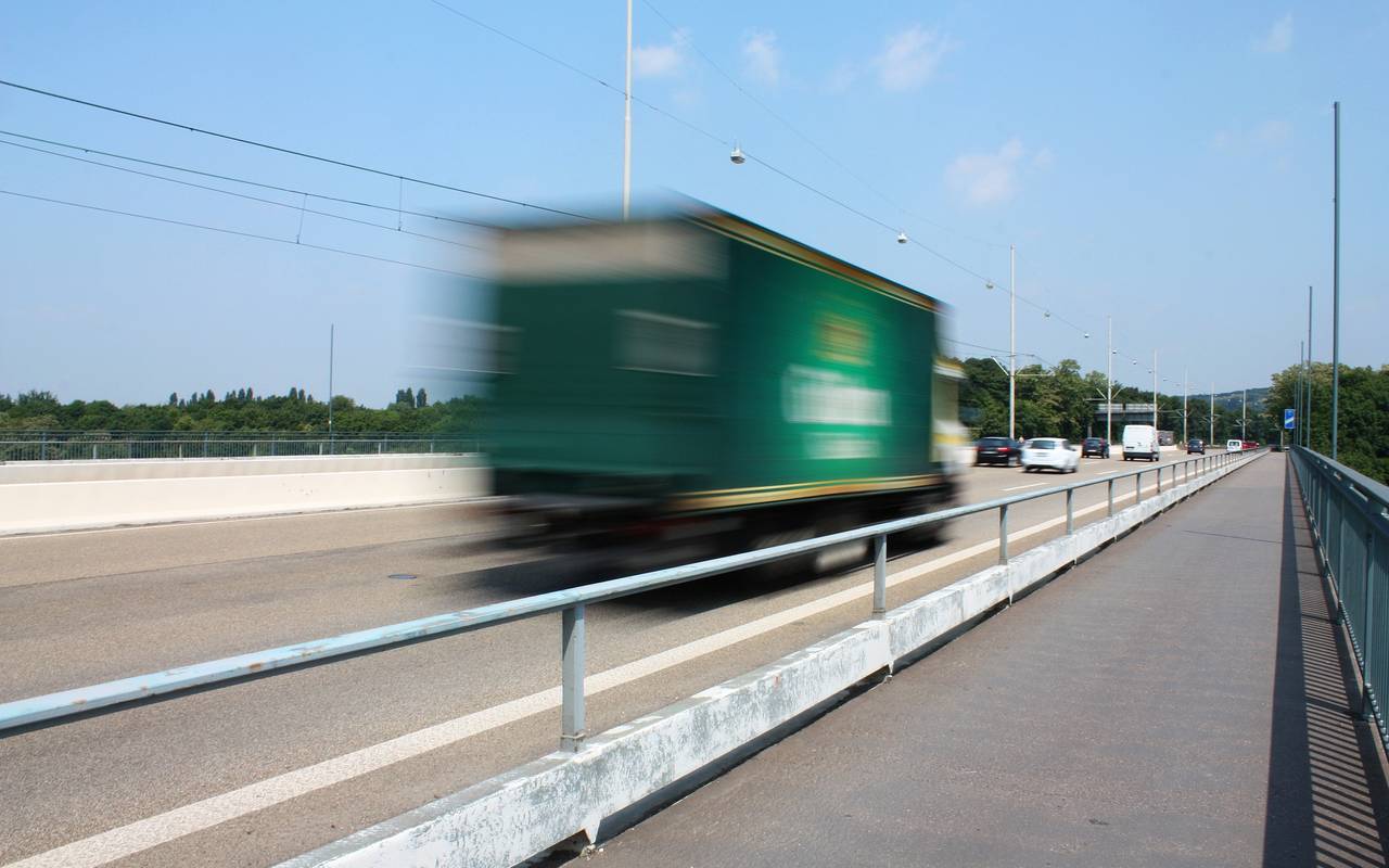 Lastwagen (LKW) auf einer Bundesstraße