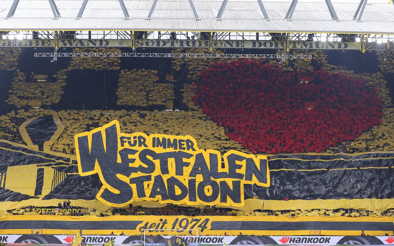 Dortmunder Südtribüne mit Banner auf dem steht "Für immer Westfalenstadion"