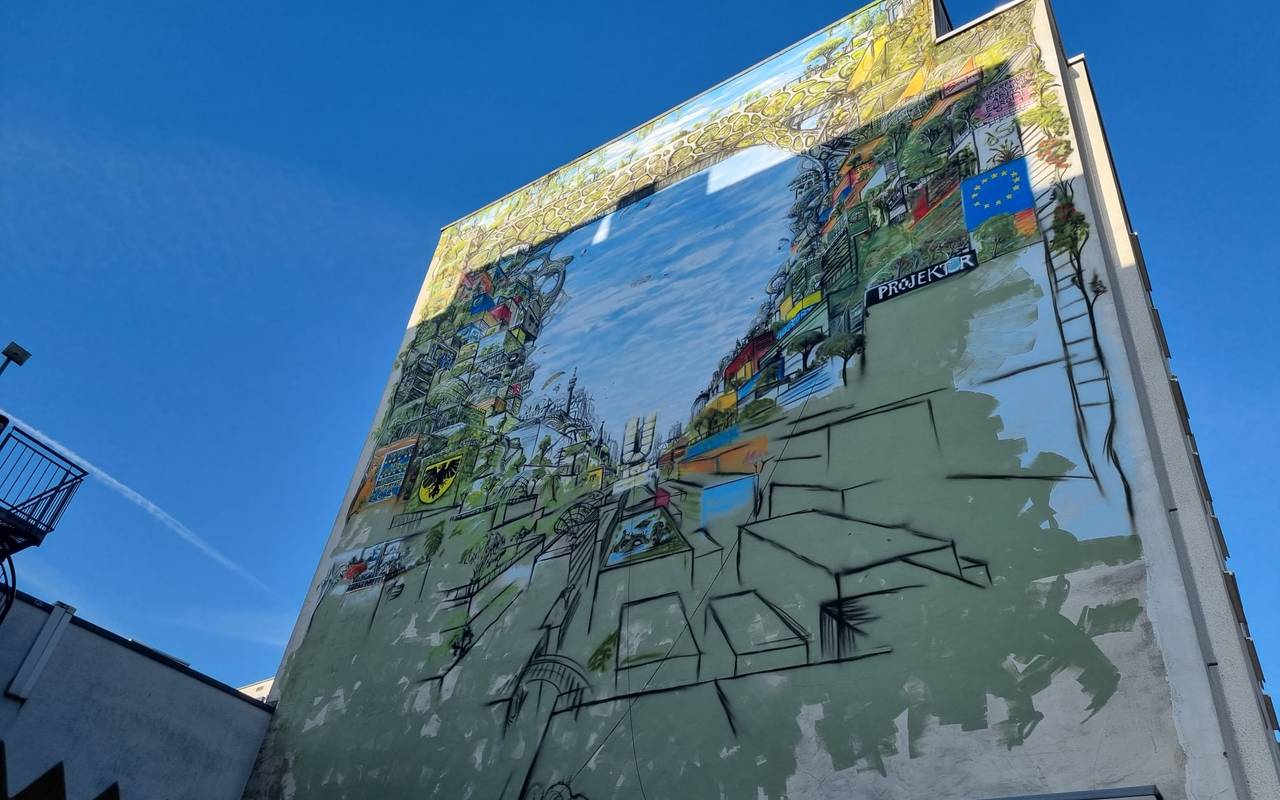 Hier entsteht ein riesiges Graffiti an der Hauswand des Gravis-Gebäudes auf der Kampstraße.