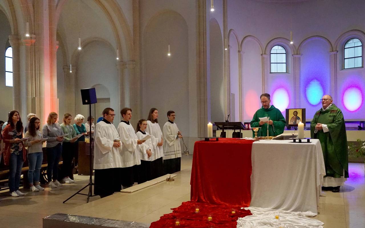 Wiedereröffnung der Heilig Kreuz-Kirche in Dortmund nach dem Brand vor mehr als einem Jahr