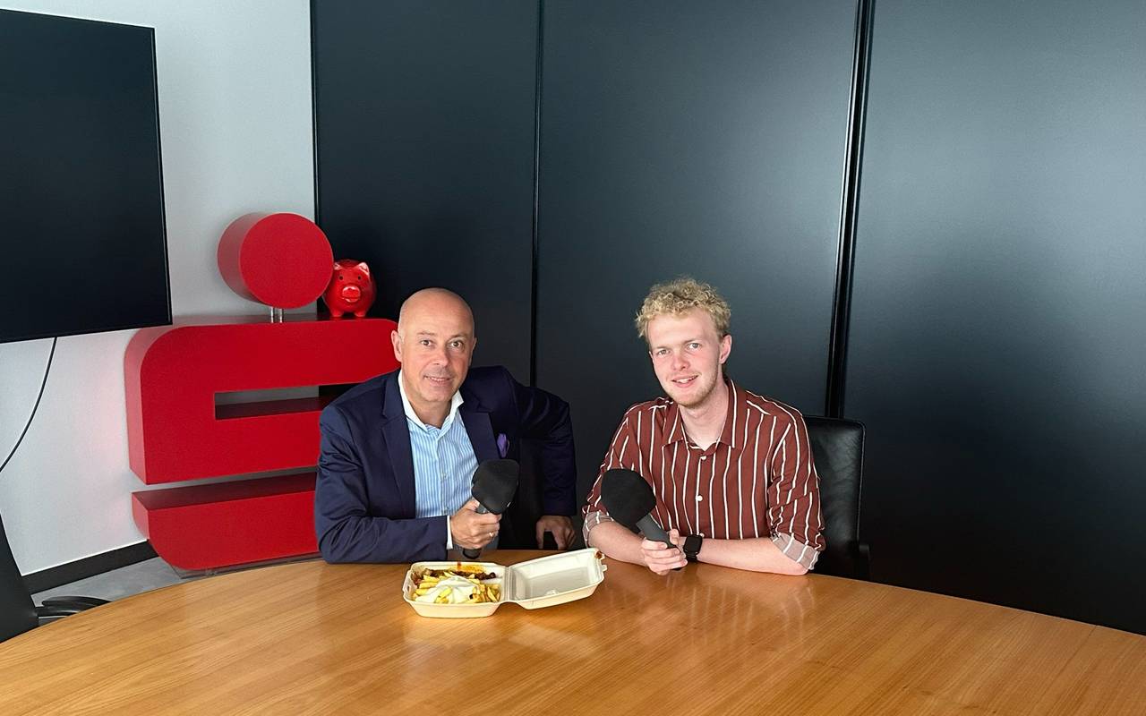 Sascha Horitzky ist bei der Sparkasse Dortmund für das „Generationenmanagement“ zuständig. Er kümmert sich um Testamentsvollstreckung, Stiftungen und viel mehr. Warum wir alle uns so früh wie möglich Gedanken um unser Erbe machen sollten, hörst du in dieser Folge.