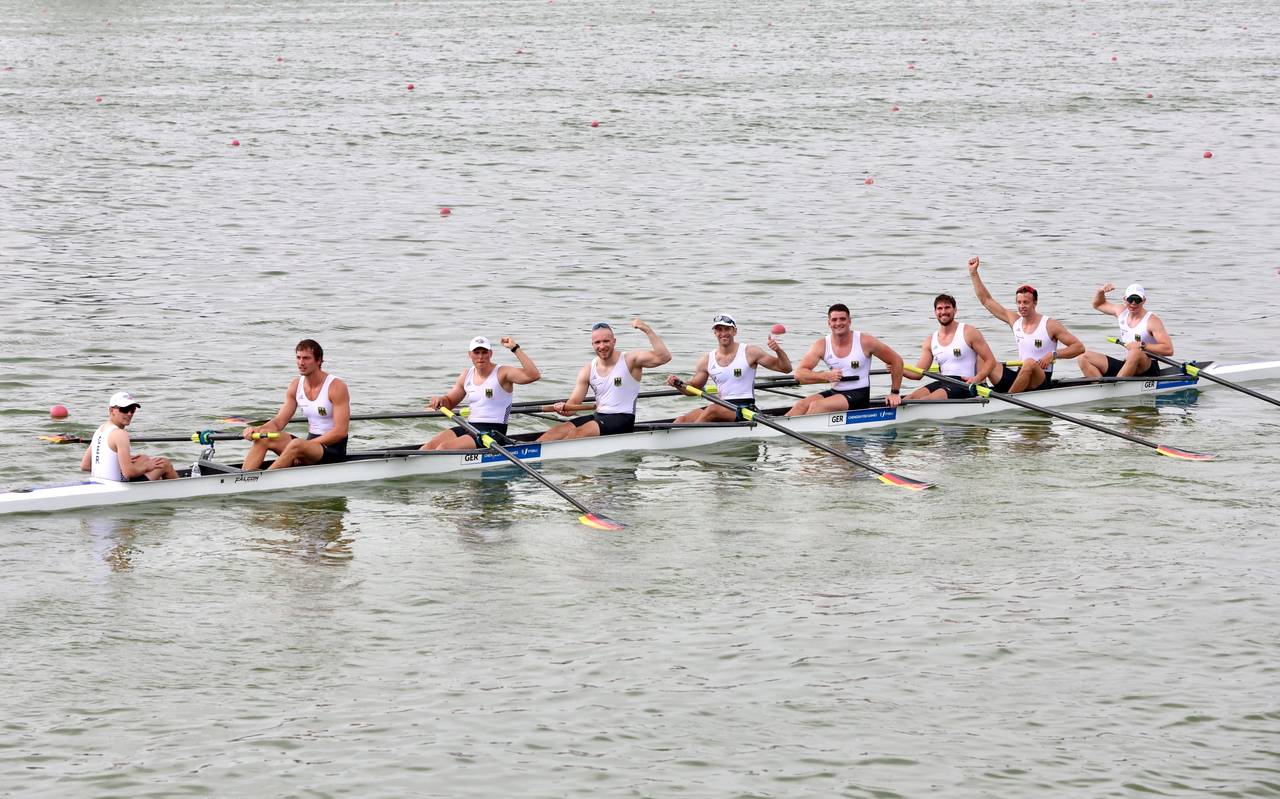 Auf dem Wasser: Die TU-Studenten Leon Schandl (r.), Lukas Föbinger (3.v.r.) und David Keefer (4.v.r.) aus Dortmund freuen sich über den zweiten Platz im Achter-Finale.