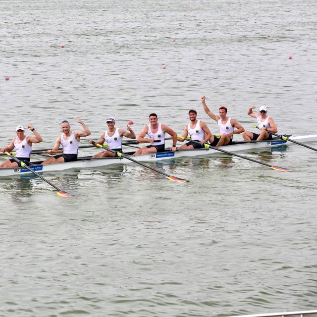 Auf dem Wasser: Die TU-Studenten Leon Schandl (r.), Lukas Föbinger (3.v.r.) und David Keefer (4.v.r.) aus Dortmund freuen sich über den zweiten Platz im Achter-Finale.
