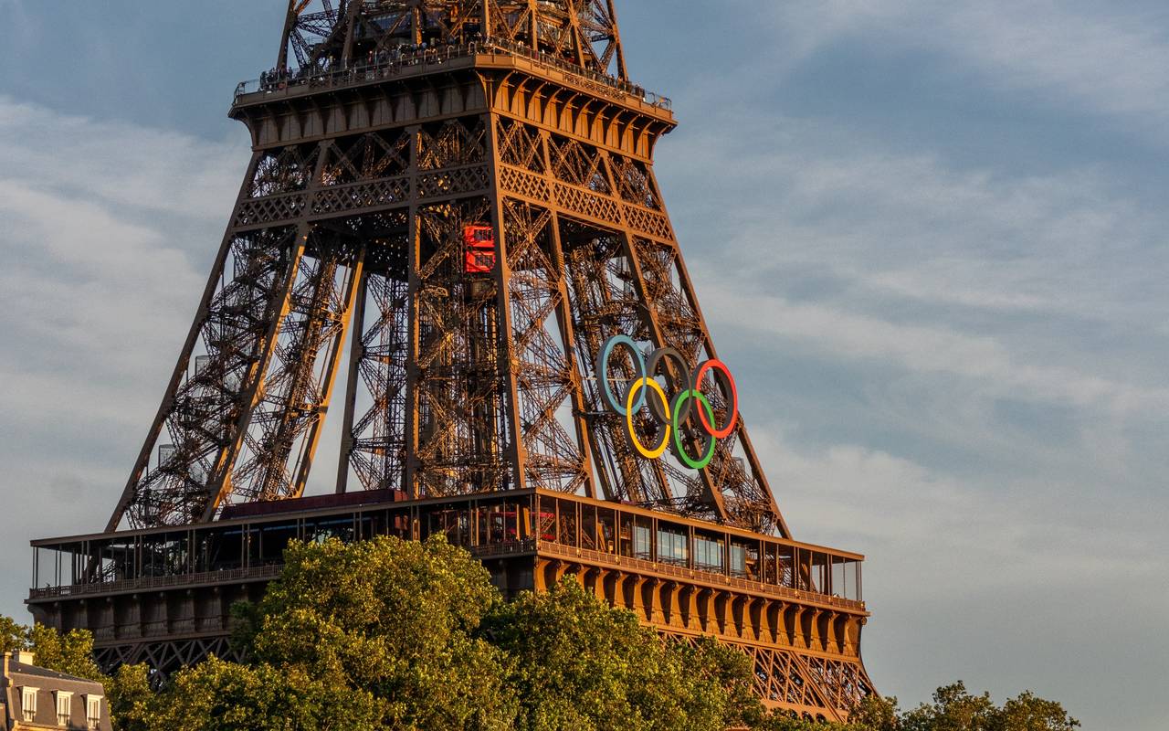 Olympische Ringe am Eiffelturm in Paris