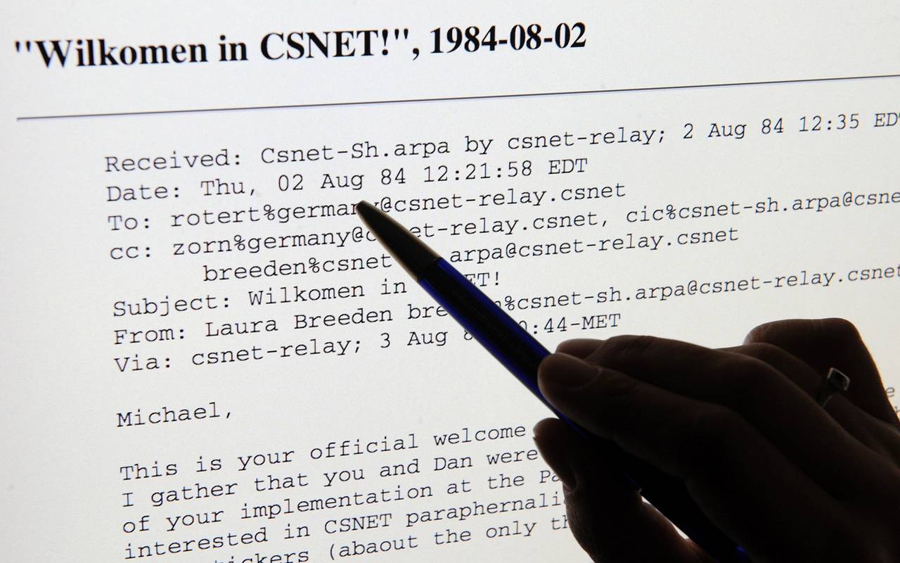 ARCHIV - ILLUSTRATION - Eine Hand zeigt am 21.07.2009 in Karlsruhe auf einem Computerbildschirm auf die erste E-Mail in Deutschland, die vor einem Vierteljahrhundert in Karlsruhe empfangen wurde. Diese empfing damals der Informatiker Werner Zorn mit seinem Team in den Räumen der Universität Karlsruhe. Die Mail kam aus den USA von Laura Breeden von der Universität Wisconsin aus dem CSNET. "Michael, this is your official welcome to CSNET", lauten die ersten Wörter an Zorn und seine Mitarbeiter. Eine Premiere: Die erste elektronische Nachricht an einen eigenen deutschen Mailserver erreicht am 2. August 1984 das Land, eine neue Ära beginnt. Foto: Uli Deck dpa/lsw (zu dpa-Korr: "Die neue Internet-Ära begann mit einem "Pling" vom 31.07.2009)