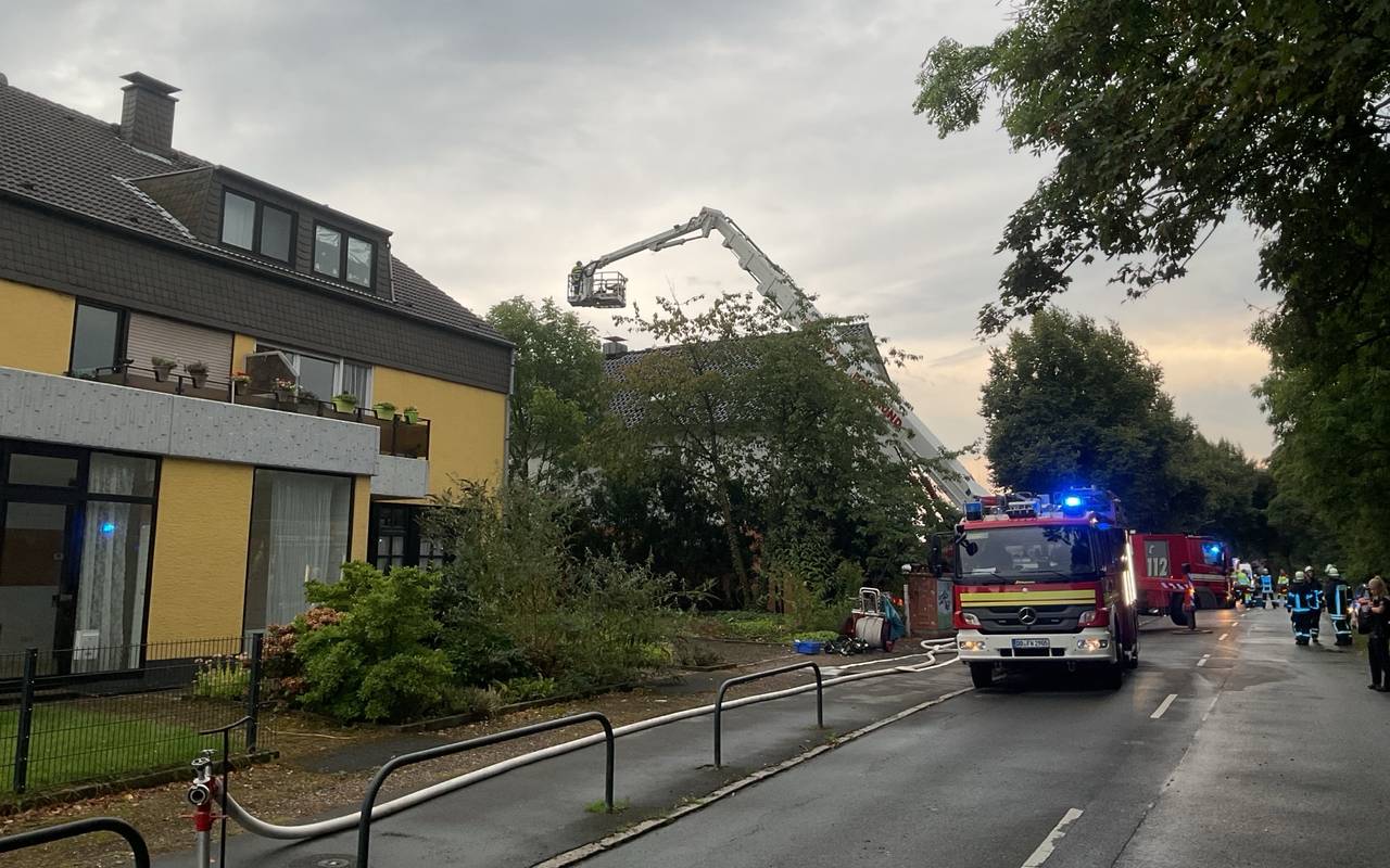 Löschfahrzeug und Teleskopmast vor dem Gebäude