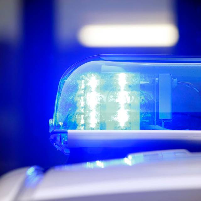 Das Blaulicht auf einem Polizeiwagen leuchtet