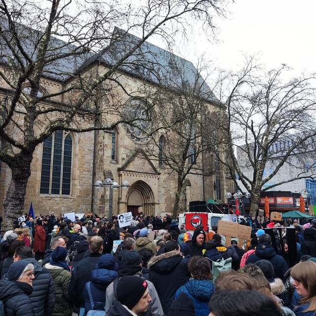 Demo gegen rechts vor der Reinoldikirche.