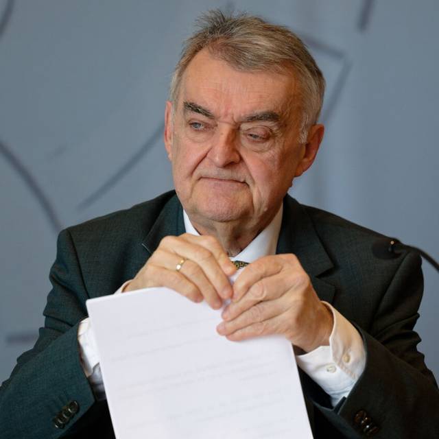 Herbert Reul, Innenminister von Nordrhein-Westfalen (CDU), spricht bei der Vorstellung der Polizeilichen Kriminalstatistik für 2024.