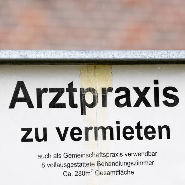 Ein Schild mit der Aufschrift «Arztpraxis zu vermieten» steht vor einem Gebäude.