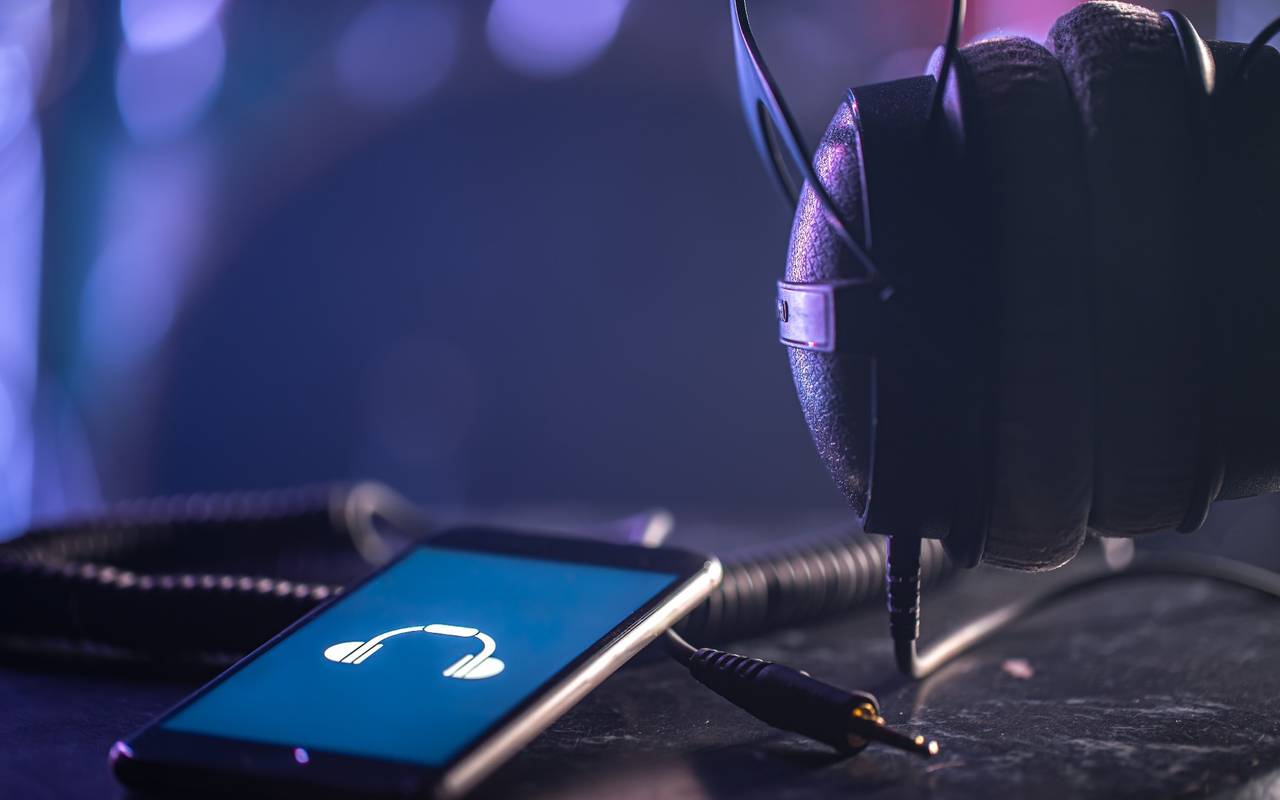 Smartphone mit Kopfhörern