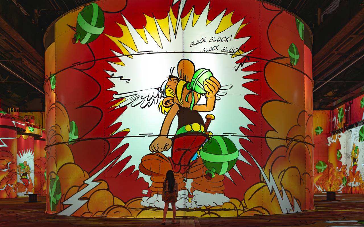 Bild der immersiven Ausstellung über Asterix und Obelix. Man sieht Asterix den Zaubertrank trinken.