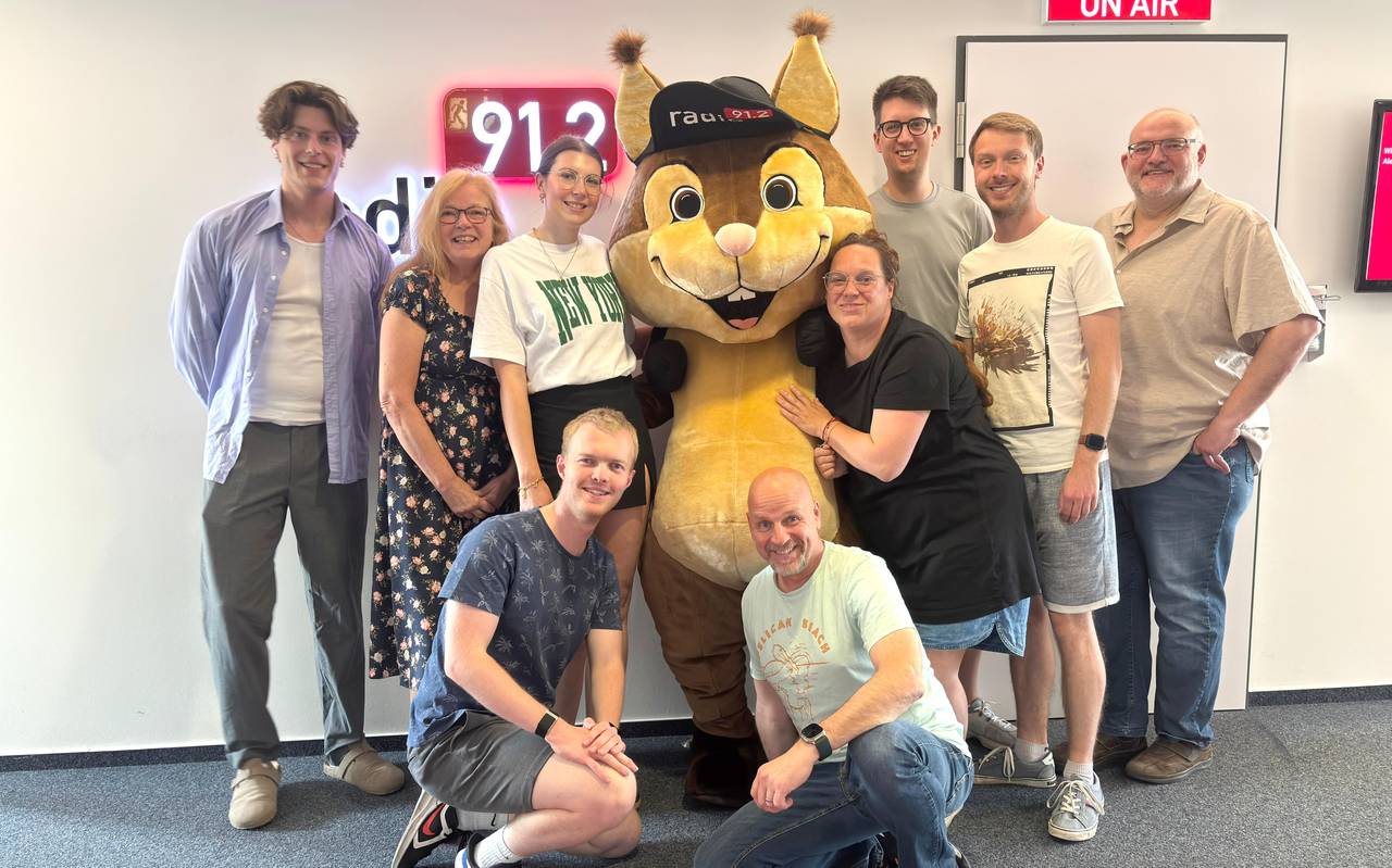 Das Radio 91.2-Team zusammen mit dem neuen Eichhörnchen-Maskottchen.