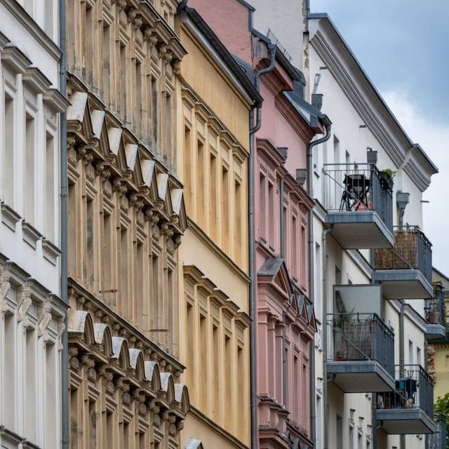 Blick auf sanierte Fassaden der Altbauwohnungen im Berliner Bezirk Prenzlauer Berg. (zu dpa: «Linke beklagt Mietwucher in Berlin»)