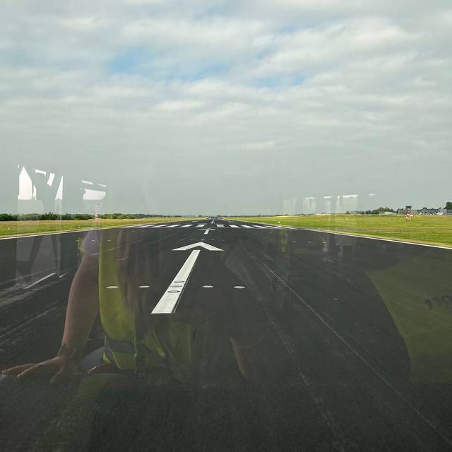 Radio 91.2 gemeinsam mit Hörerinnen und Hörer bei der Mein Dortmund - Die Tour am Dortmunder Flughafen.