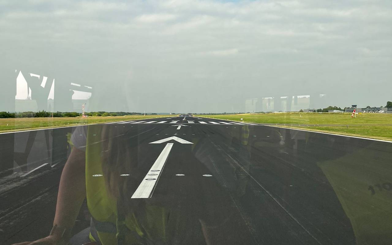 Radio 91.2 gemeinsam mit Hörerinnen und Hörer bei der Mein Dortmund - Die Tour am Dortmunder Flughafen.
