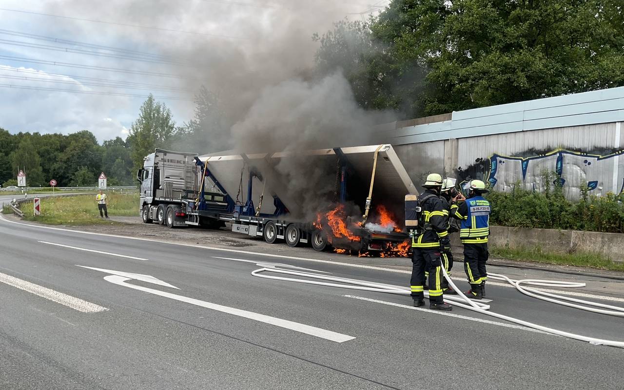 Lkw-Auflieger steht in Flammen – die Feuerwehr Dortmund war mit 20 Kräften auf der A2 im Einsatz.