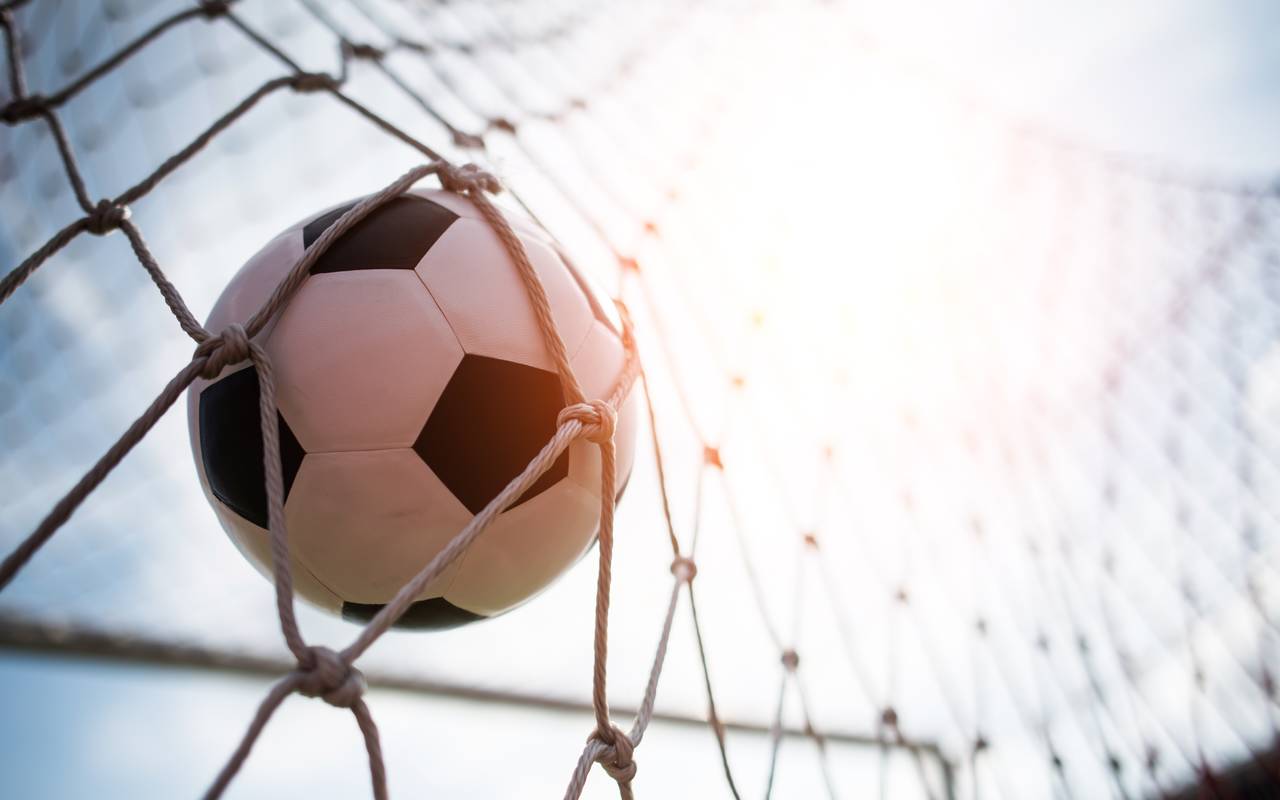 Symbolbild: Fußball im Tornetz