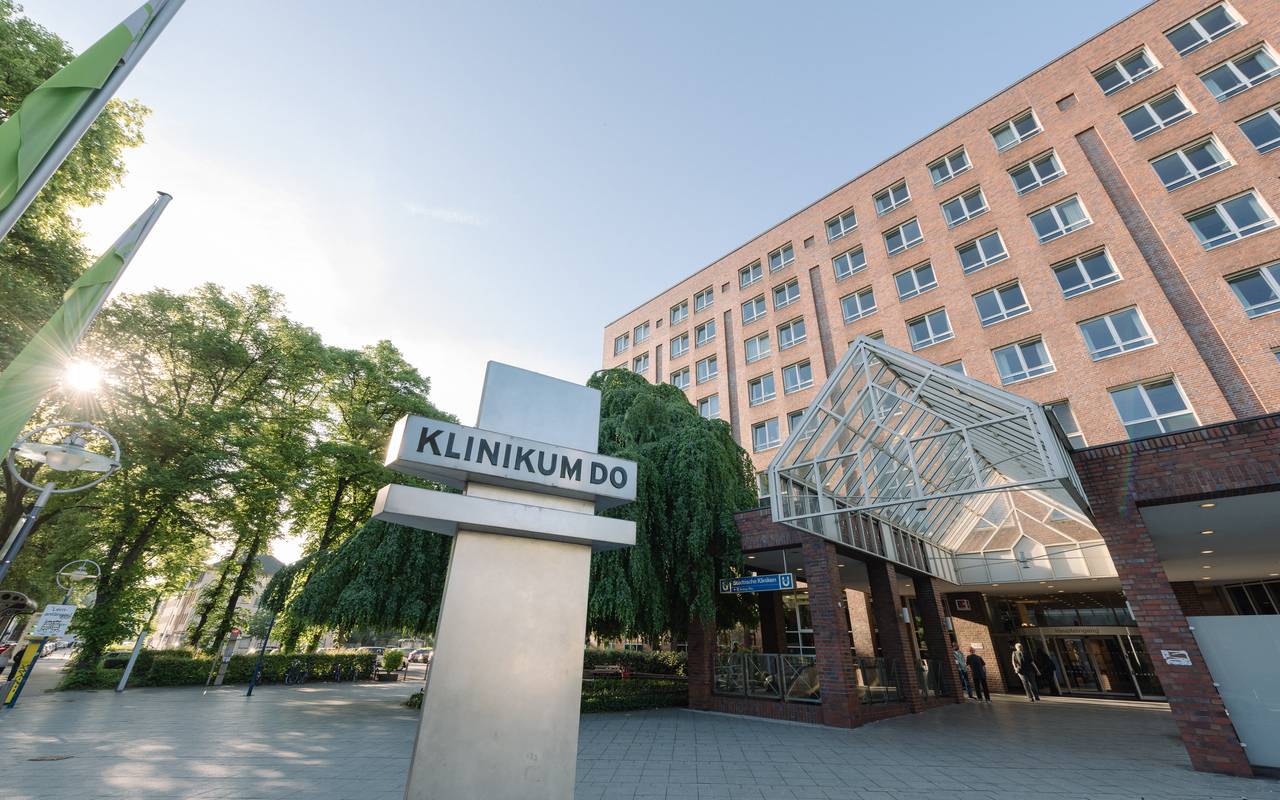 Hier sehen Sie ein Bild des Haupteingangs des Klinikums Dortmund.
