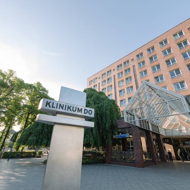 Hier sehen Sie ein Bild des Haupteingangs des Klinikums Dortmund.