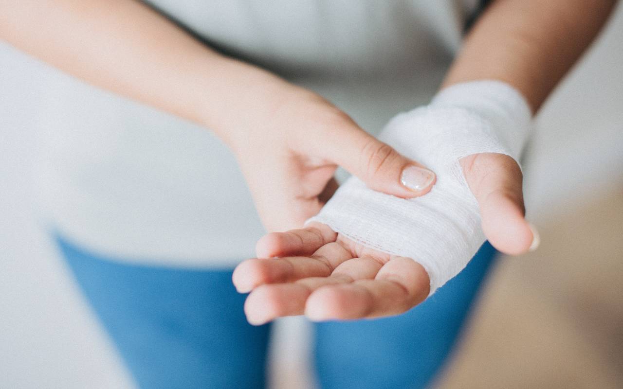 Frau trägt Verband an der Hand